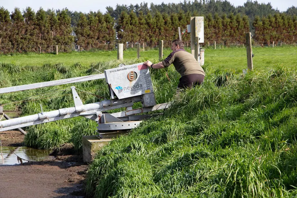 Electric vs PTO Systems: Pros and Cons for Dairy Farm Effluent Management 2 Cameron Johnson, rotating his Nevada Electric Stirrer to shore.