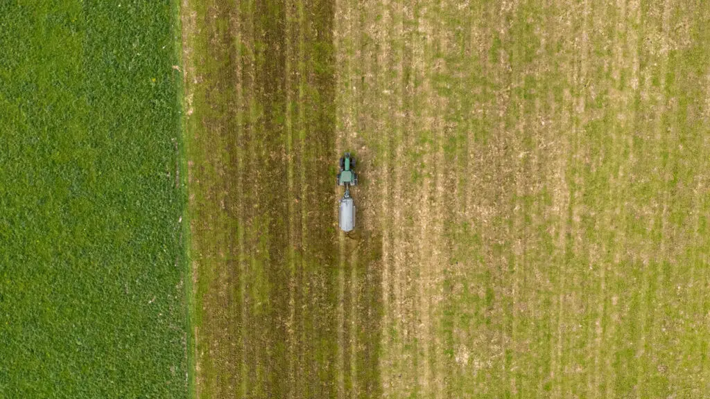 Nevada RainWave™ vs Traditional Splash Plate 1 Top view Nevada Tandem Slurry Tanker RainWave Spread Pattern