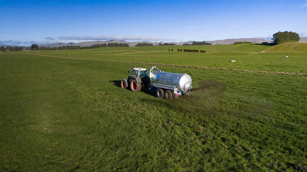 Ben and Mackenzie are Wrapped with their New Tanker 2 Nevada 12800L Tandem Slurry Tanker spreading with RainWave