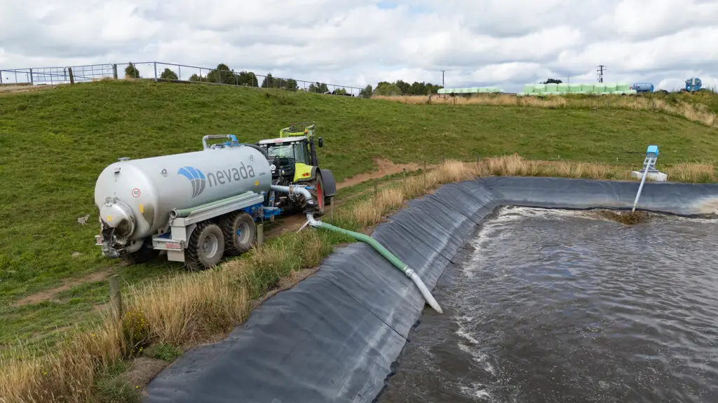 Liz Saved $20,000 in Fert 1 Nevada 12800L Tandem Slurry Tanker filling with the 8in auto fill arm