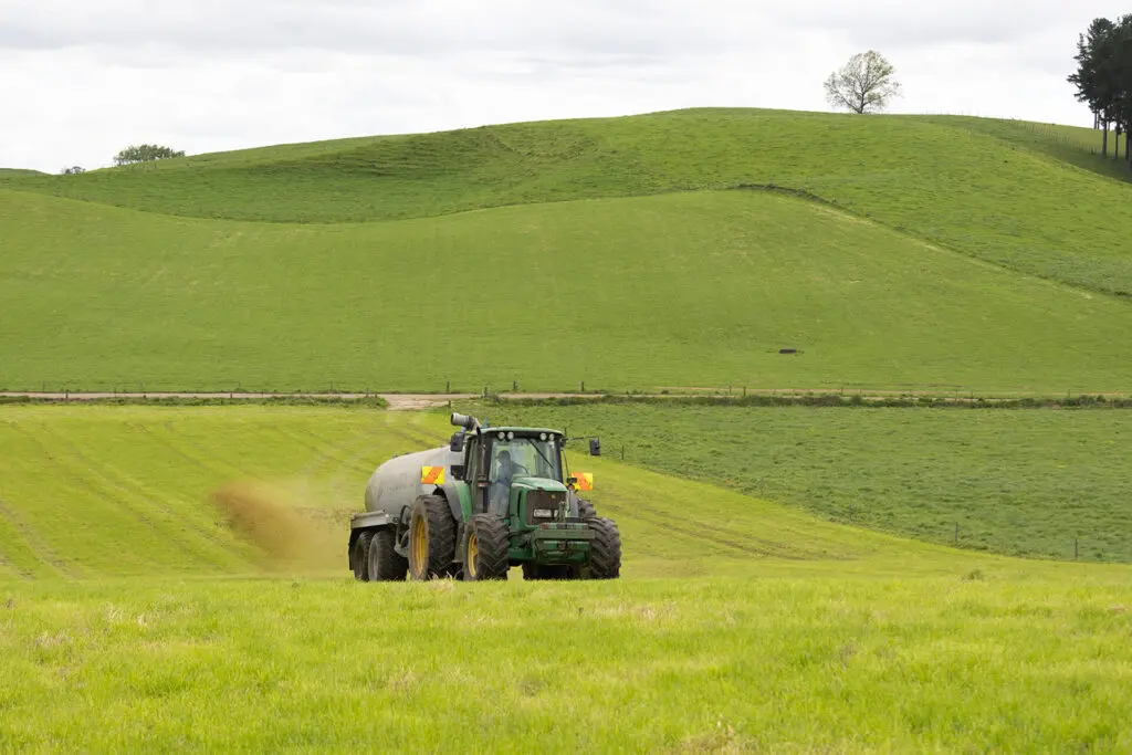Nevada RainWave™ vs Traditional Splash Plate 2 Nevada 12800L Tandem Slurry Tanker Rainwave Spreading Front view