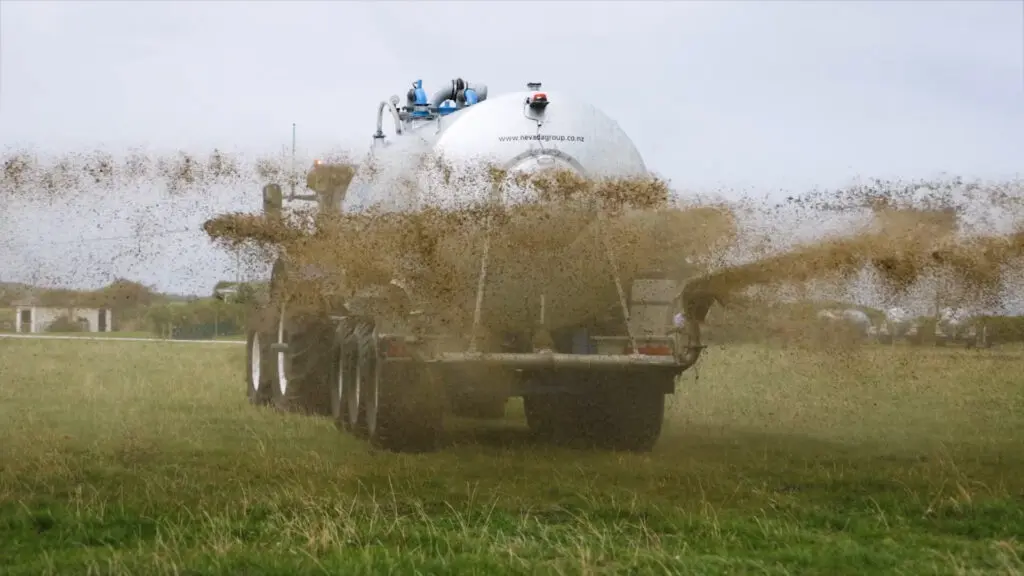 Slurry Tanker or Umbilical System? 2 Dual Nevada RainWave™ spreading effluent with a Tridem Slurry Tanker