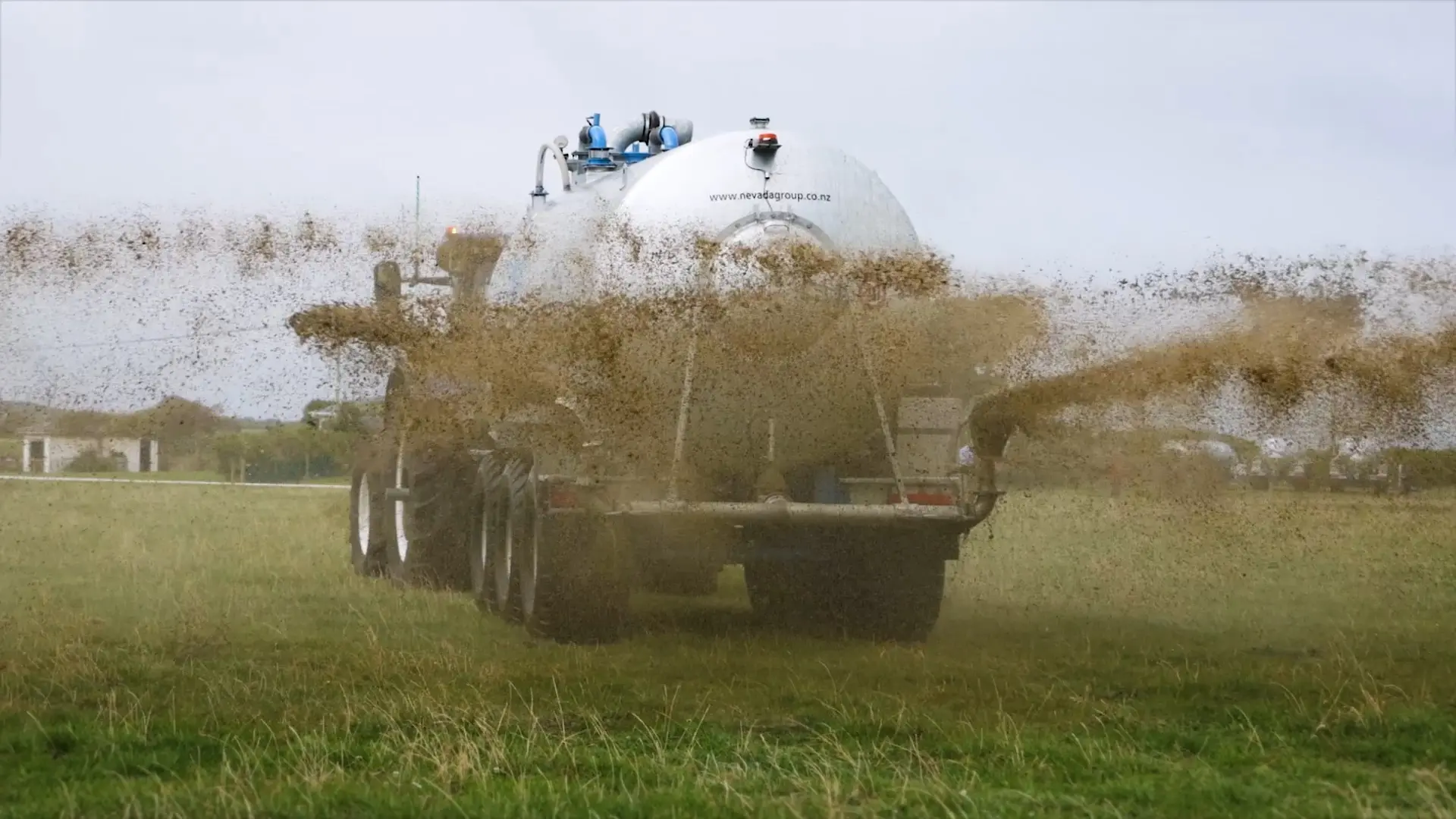 Dual Nevada RainWave™ spreading effluent with a Tridem Slurry Tanker