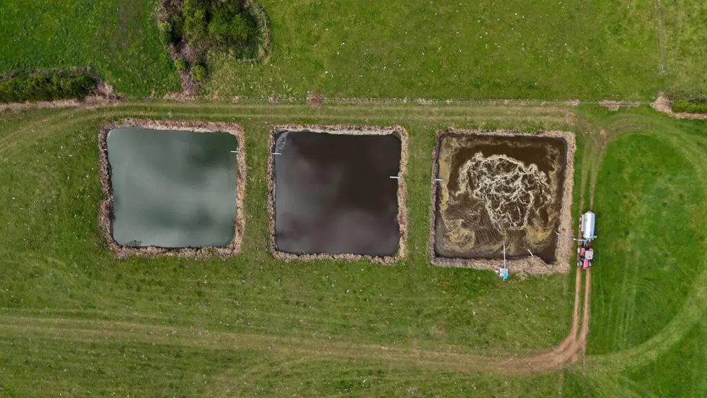 3 Labour Saving Tips for Effluent Management 1 Nevada Electric Stirrer ELZ15 drone shot from above stirring with a Tandem SLurry Tanker extracting effluent