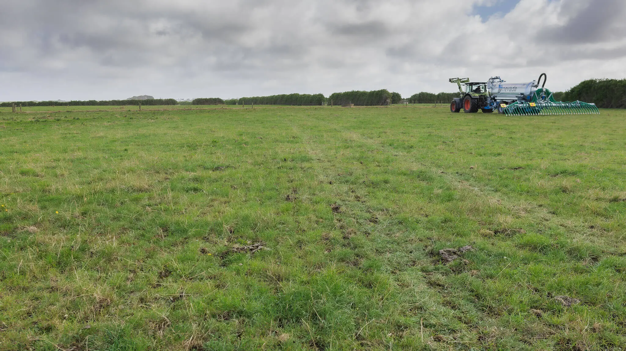 Are Slurry Tankers Really a Cost Effective Way to Spread Effluent? 1 Nevada Trailing Shoe spreading effluent in paddock with a 14,700L Tandem Slurry Tanker