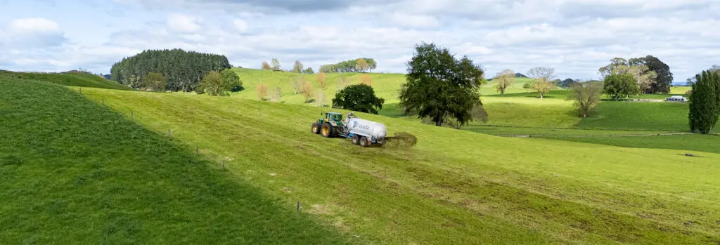 Slurry Tankers - Low Application of Effluent 12 Nevada Tandem Slurry Tanker Spreading effluent with RainWave