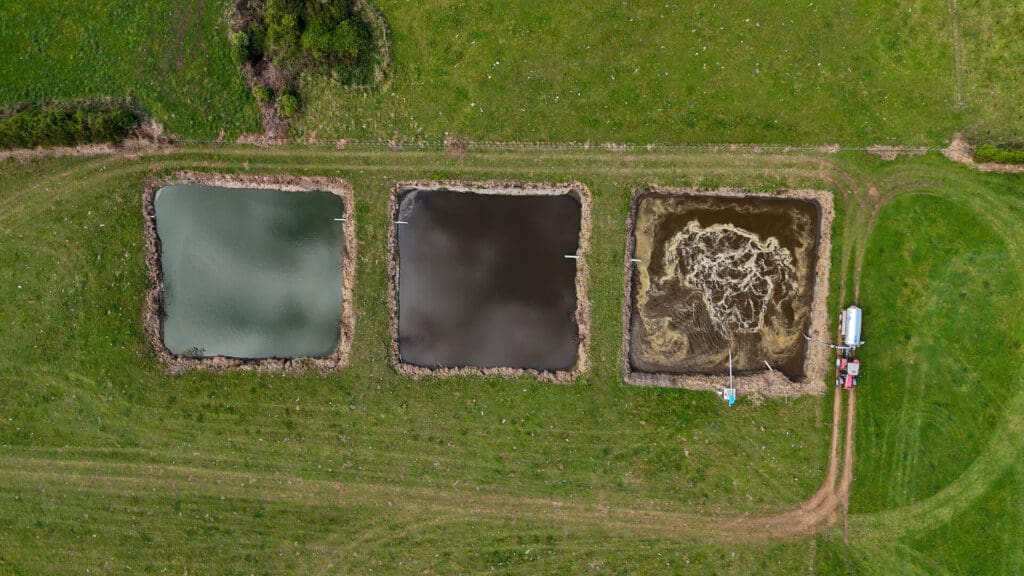Nevada Electric Pond Stirrer ELZ15 drone shot from above stirring with a Tandem SLurry Tanker extracting effluent